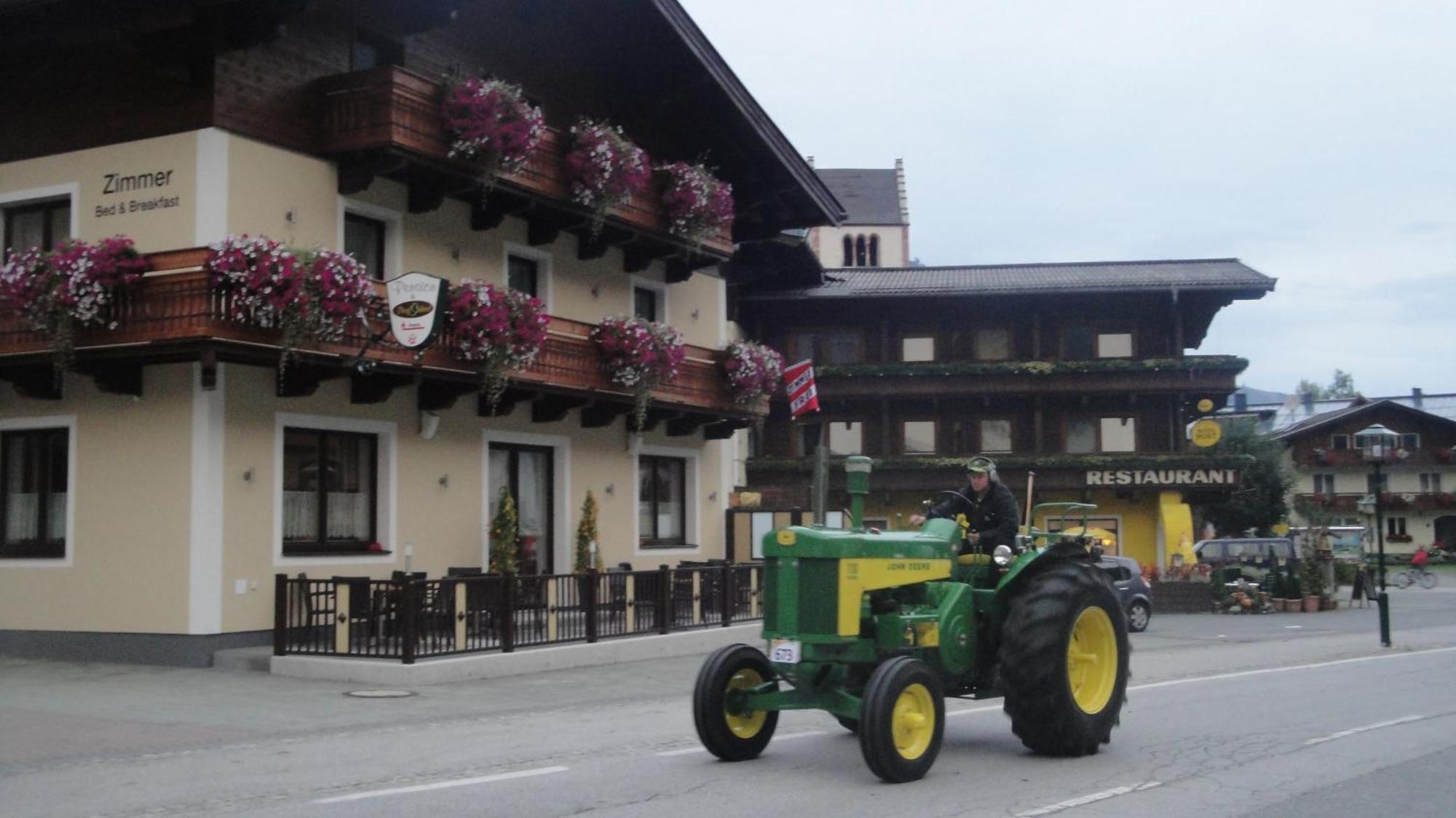 Pension Dorfplatzl Fusch an der Grossglocknerstrasse エクステリア 写真